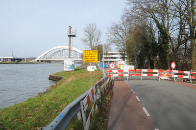 913323 Gezicht op de afgesloten Keulsekade te Utrecht, in verband met werkzaamheden aan de Werkspoorhavenbrug, met ...